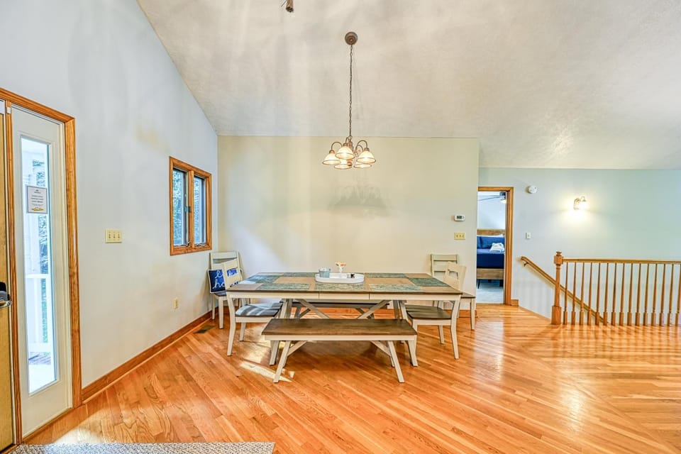 Seating area, Dining area