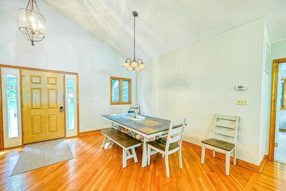 Seating area, Dining area