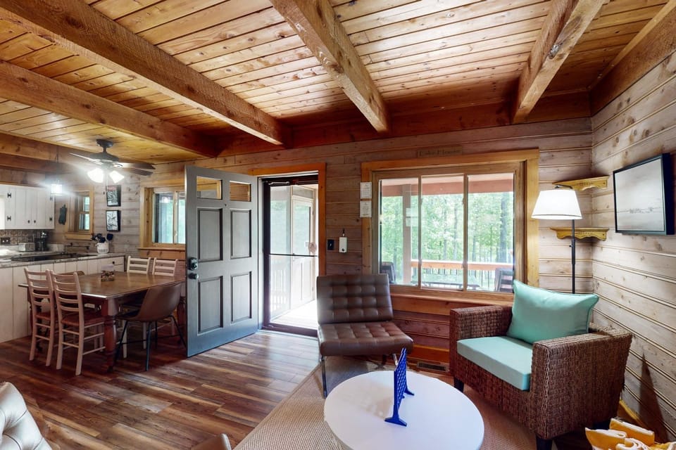 Kitchen or kitchenette, Living room, Seating area, Dining area