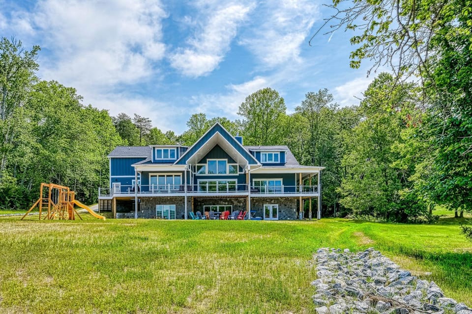Property building, Day, Natural landscape, Garden, Garden view