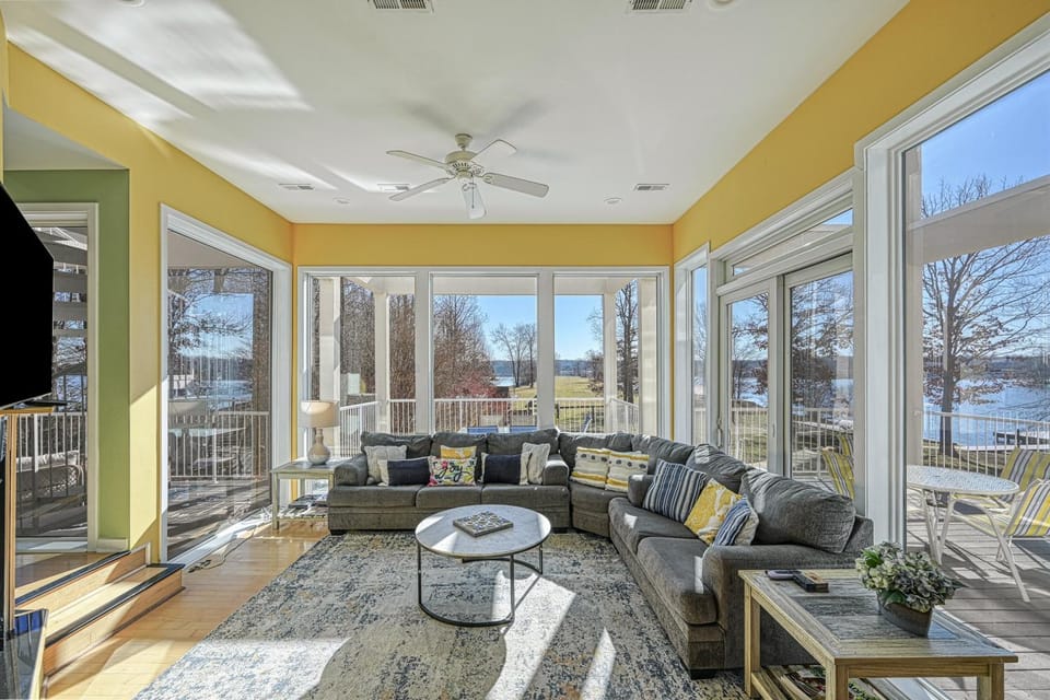 Day, Living room, Seating area