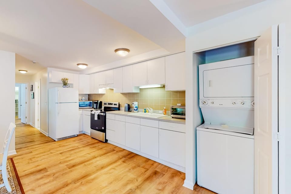 Coffee/tea facilities, Kitchen or kitchenette, oven, stove, toaster