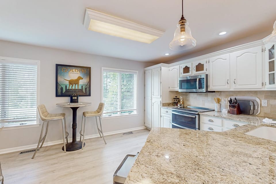 Kitchen or kitchenette, Seating area, oven