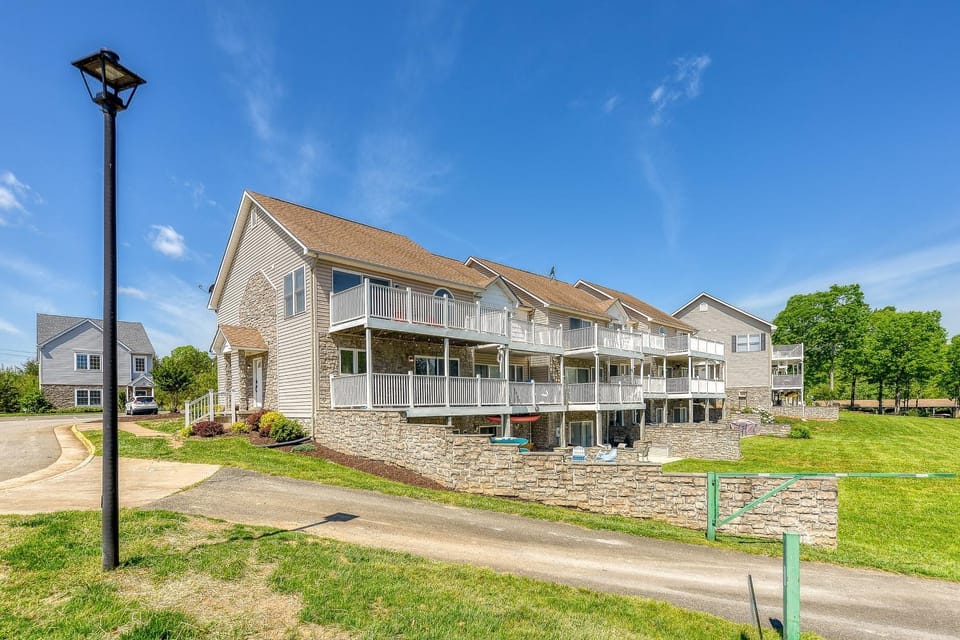 Property building, Day, Natural landscape, Garden, Garden view