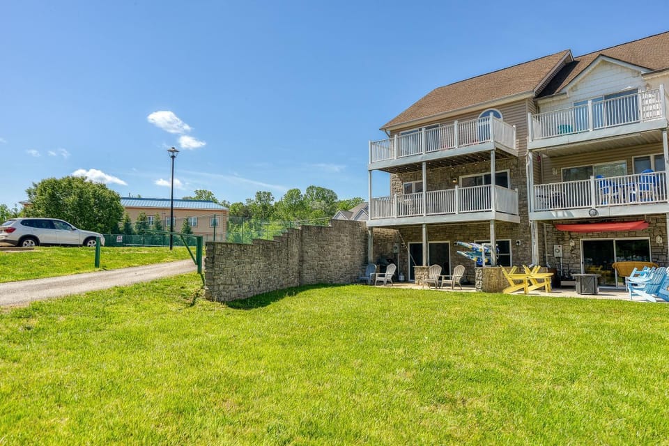 Property building, Day, Natural landscape, Garden, Garden view, Location