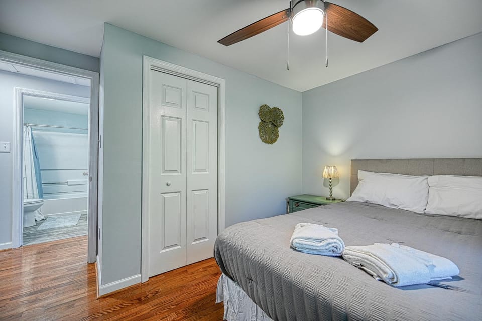 Quiet lake home with two kayaks, furnished deck, grill & fast WiFi - dogs OK House in Lake Anna