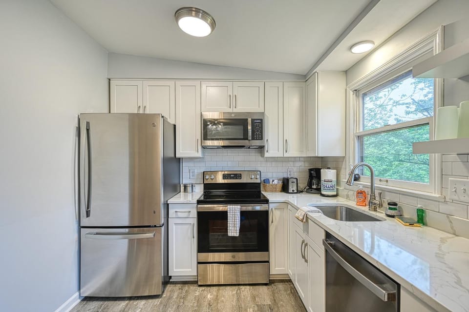 Coffee/tea facilities, Kitchen or kitchenette, oven, stove, toaster