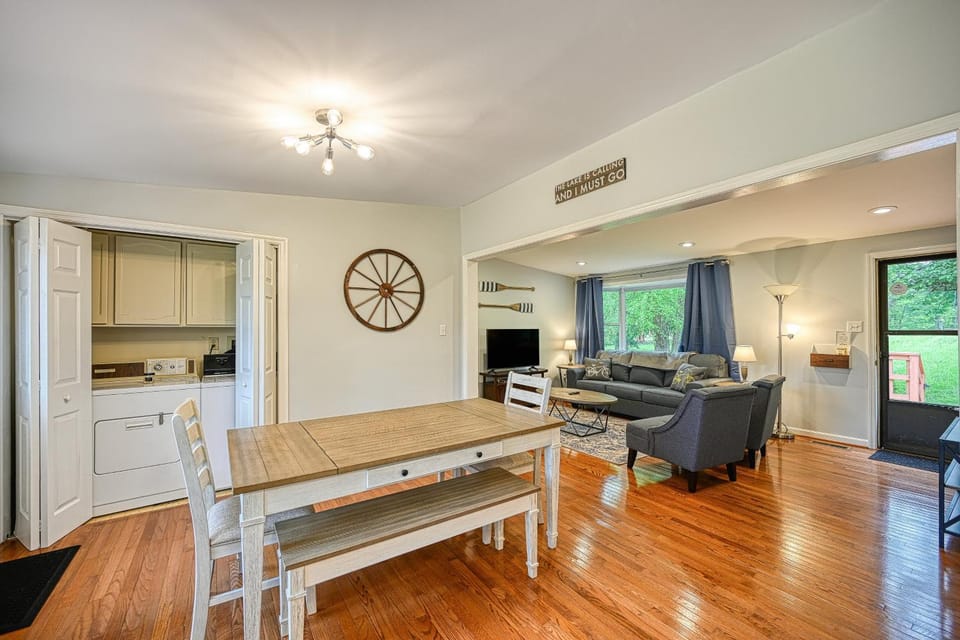 TV and multimedia, Living room, Seating area, Dining area