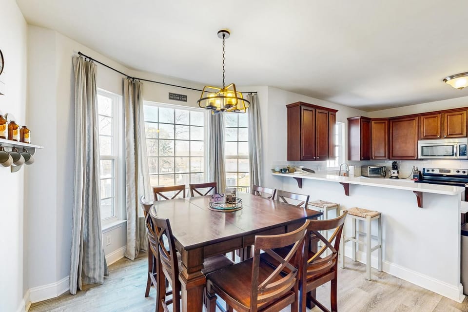 Kitchen or kitchenette, Dining area, dishwasher, minibar, stove