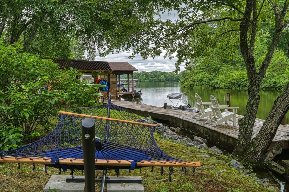 Property building, Day, Natural landscape, Activities, Evening entertainment, Garden view, Lake view