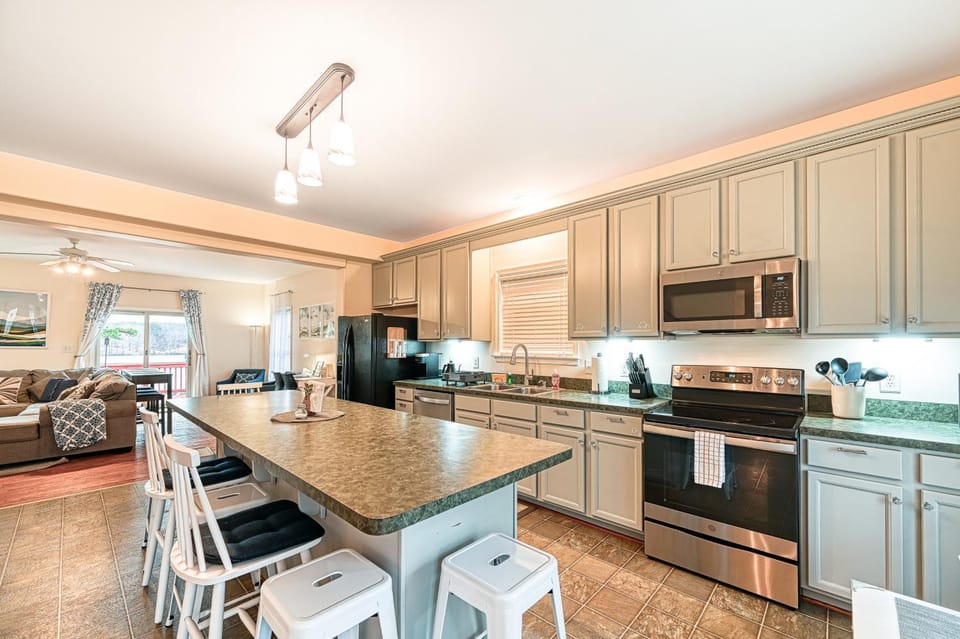 Kitchen or kitchenette, kitchen