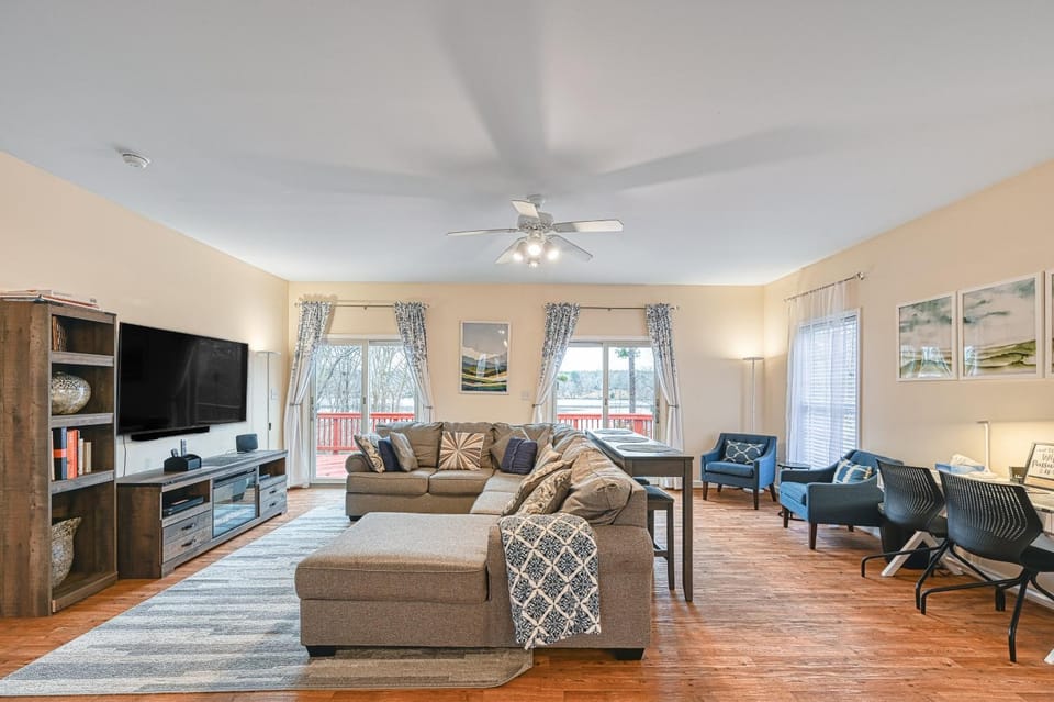 TV and multimedia, Living room, Seating area