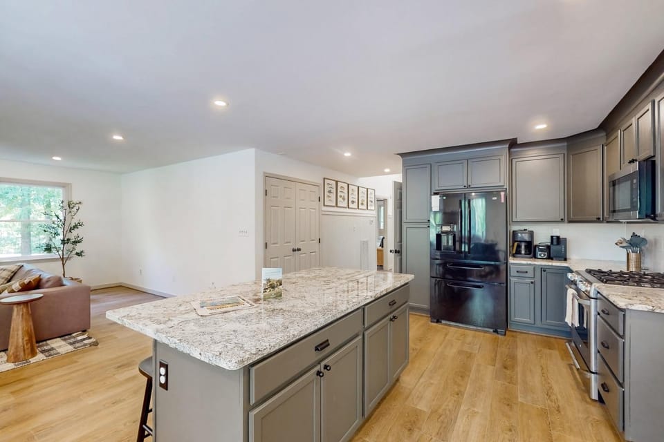 Coffee/tea facilities, Kitchen or kitchenette, oven, stove