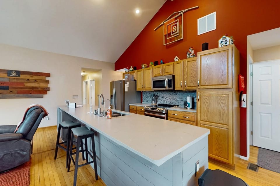 Kitchen or kitchenette, Seating area, Dining area, oven, stove