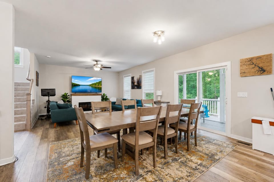 TV and multimedia, Seating area, Dining area