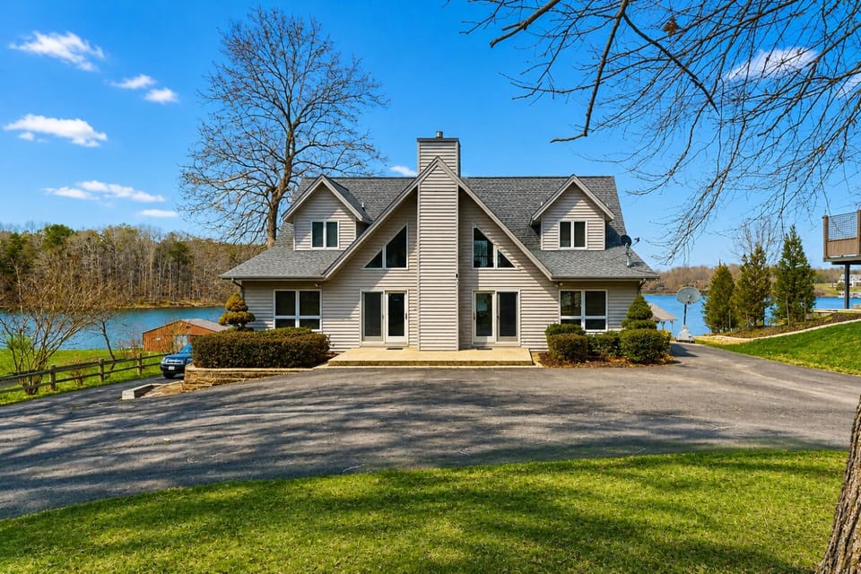 Property building, Nearby landmark, Day, Activities, Lake view