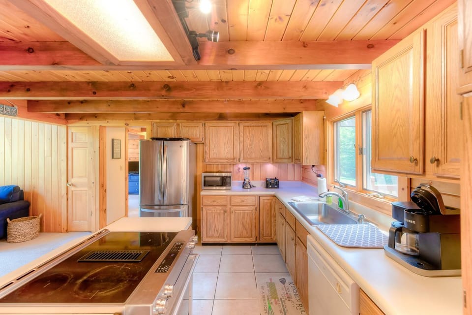 Coffee/tea facilities, Kitchen or kitchenette, oven, kitchen