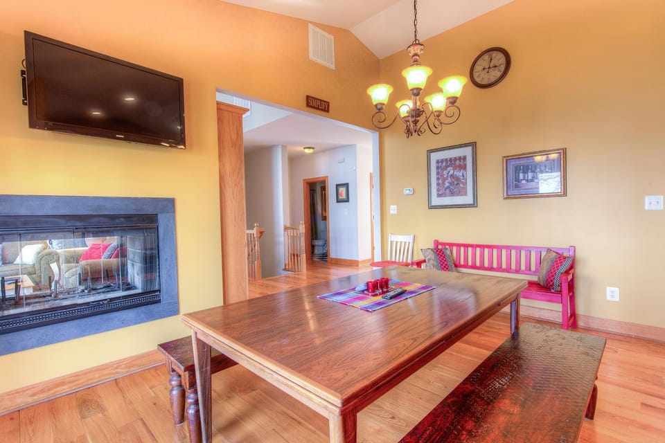 TV and multimedia, Living room, Seating area, Dining area