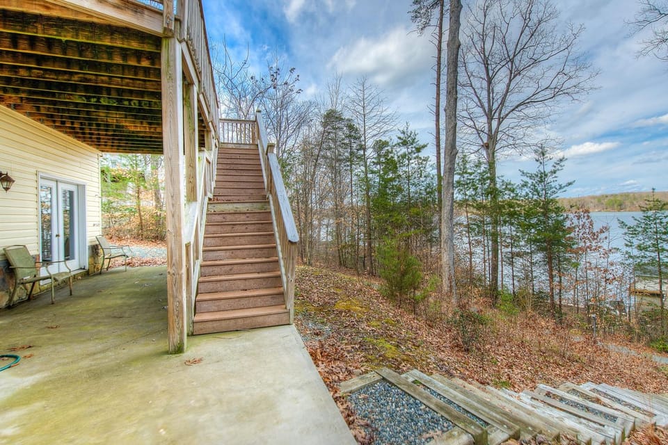 Property building, Facade/entrance, Day, Lake view