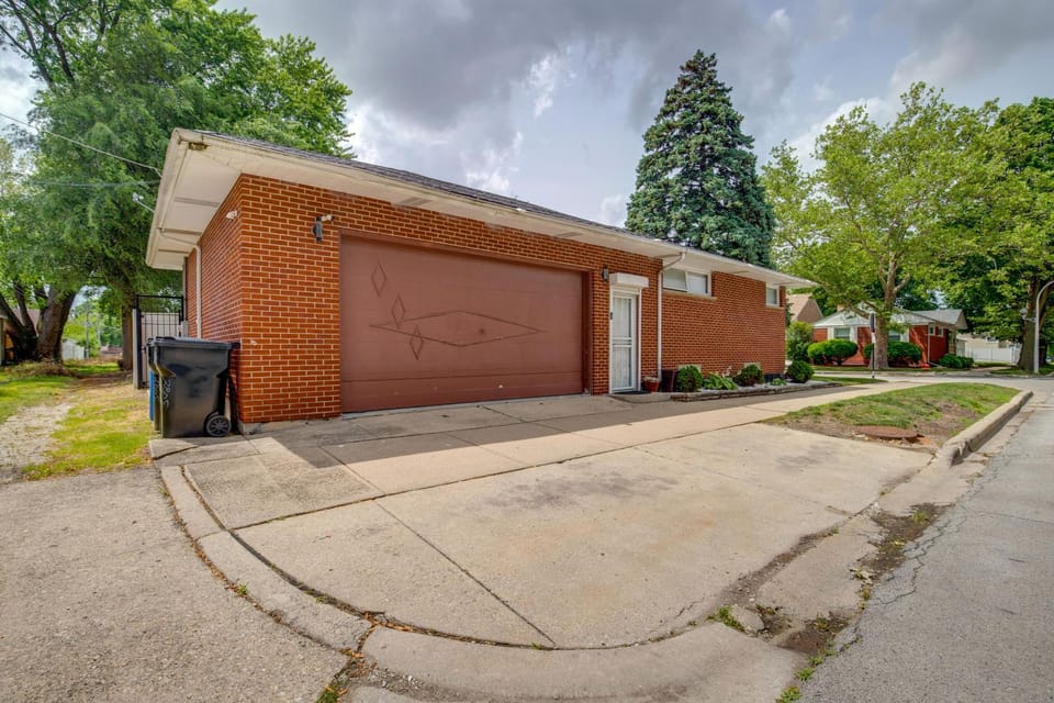 Near Parks & Metra Stations! Chicago Apt w/ Bar Apartment in Chicago