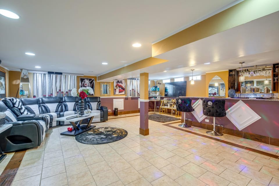 Near Parks & Metra Stations! Chicago Apt w/ Bar Apartment in Chicago