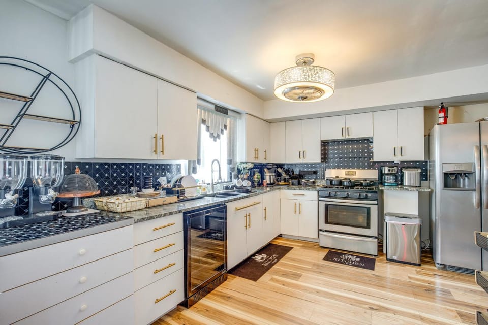 Walk to Stores & Parks! Stylish Chicago Apartment Apartment in Chicago