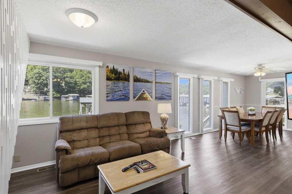 Private Dock-Deck-LakeHouse-Lake Front-3bd 2bth House in Village Four Seasons