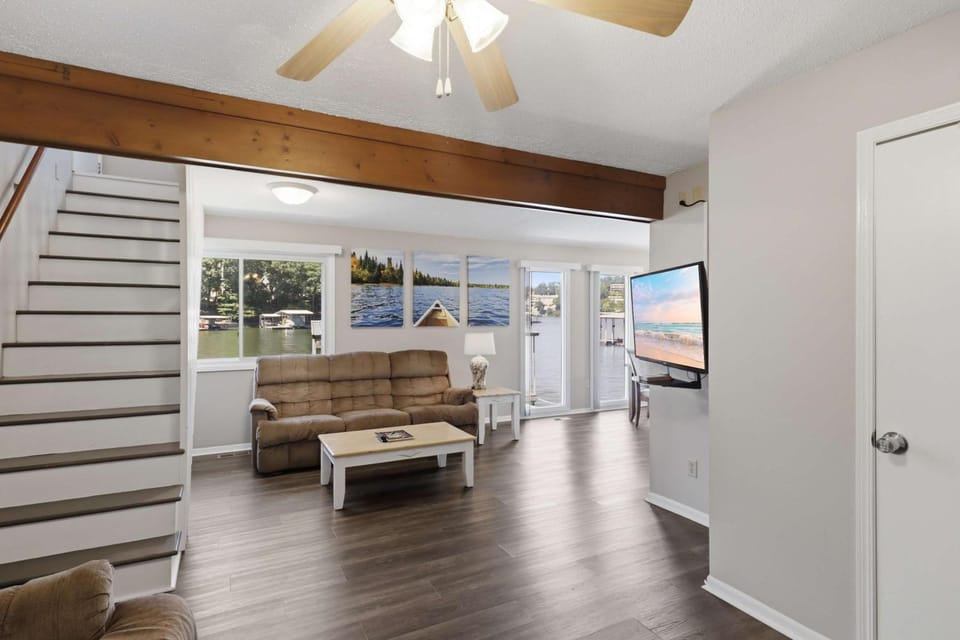 Private Dock-Deck-LakeHouse-Lake Front-3bd 2bth House in Village Four Seasons