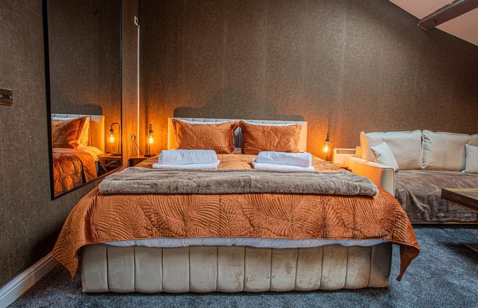 Starfall Designer Studio - Super King Bed - Lift Apartment in Calderdale