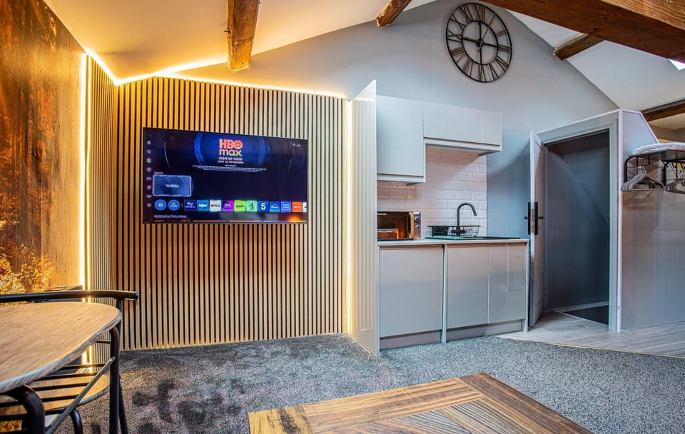 Starfall Designer Studio - Super King Bed - Lift Apartment in Calderdale