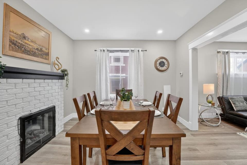 Large groups 4 Bedrooms -Sleep 8 Walk to DT Bed and Breakfast in Waterloo