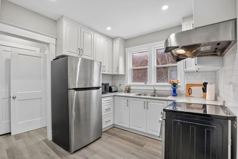 Large groups 4 Bedrooms -Sleep 8 Walk to DT Bed and Breakfast in Waterloo