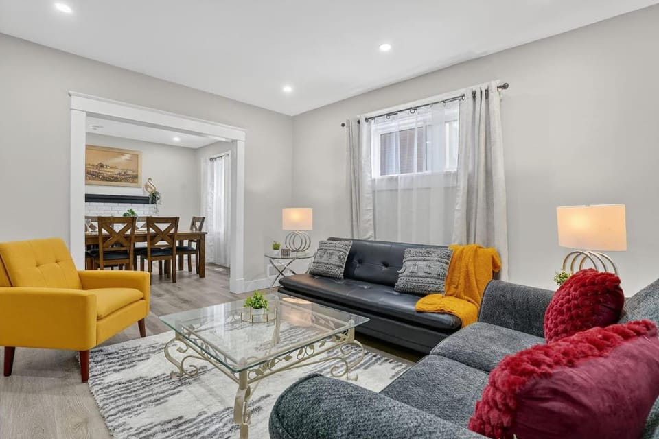 Large groups 4 Bedrooms -Sleep 8 Walk to DT Bed and Breakfast in Waterloo
