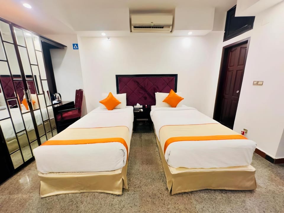 Bed, TV and multimedia, Living room, Photo of the whole room, Seating area, Bedroom, air conditioner