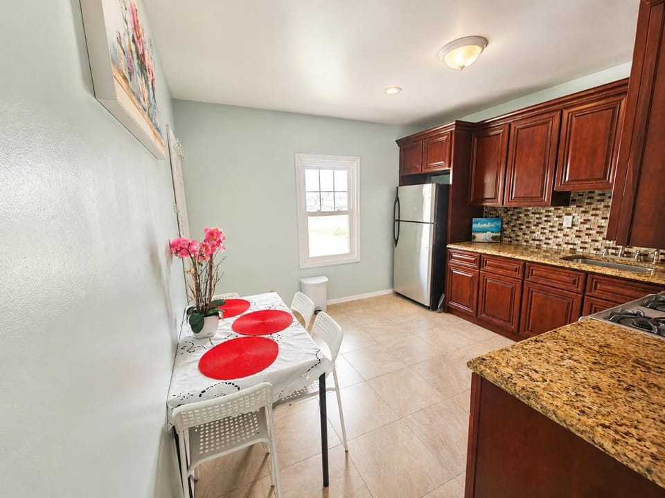 Amazing large 3 BD apartment in NJ Close 15 minutes to Metlife House in North Arlington