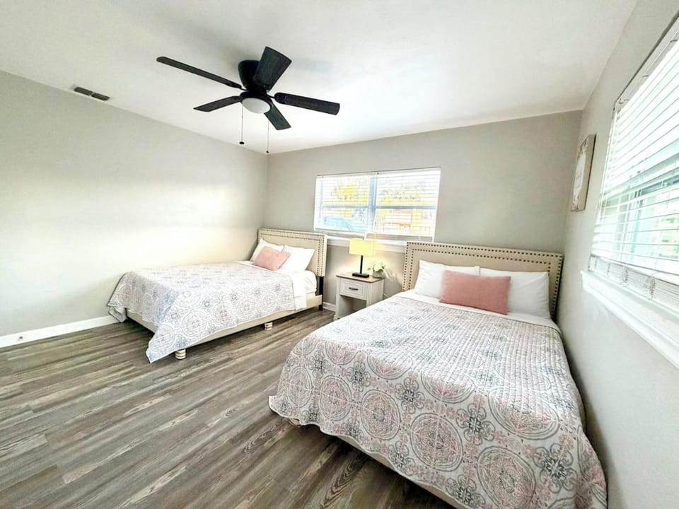 Sleeps 10 - MINUTES to BEACHES - Heated Saltwater Pool Included! House in Seminole