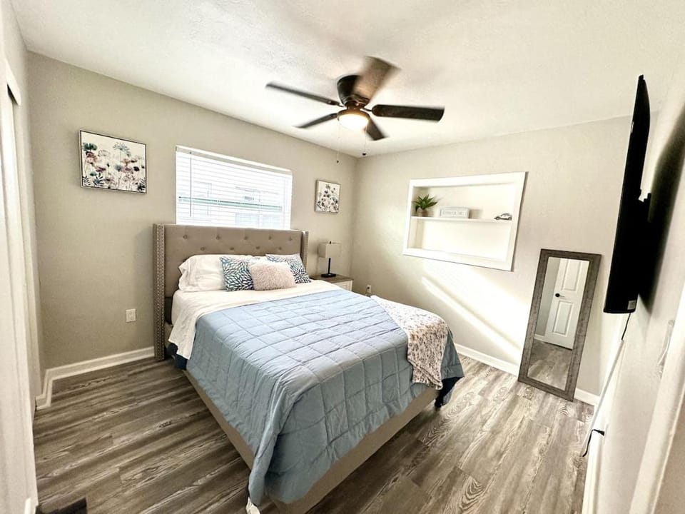 Sleeps 10 - MINUTES to BEACHES - Heated Saltwater Pool Included! House in Seminole