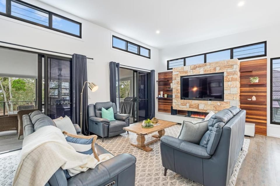 Waterfront Luxury Family Oasis House in Hervey Bay