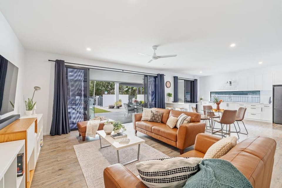 Waterfront Luxury Family Oasis House in Hervey Bay