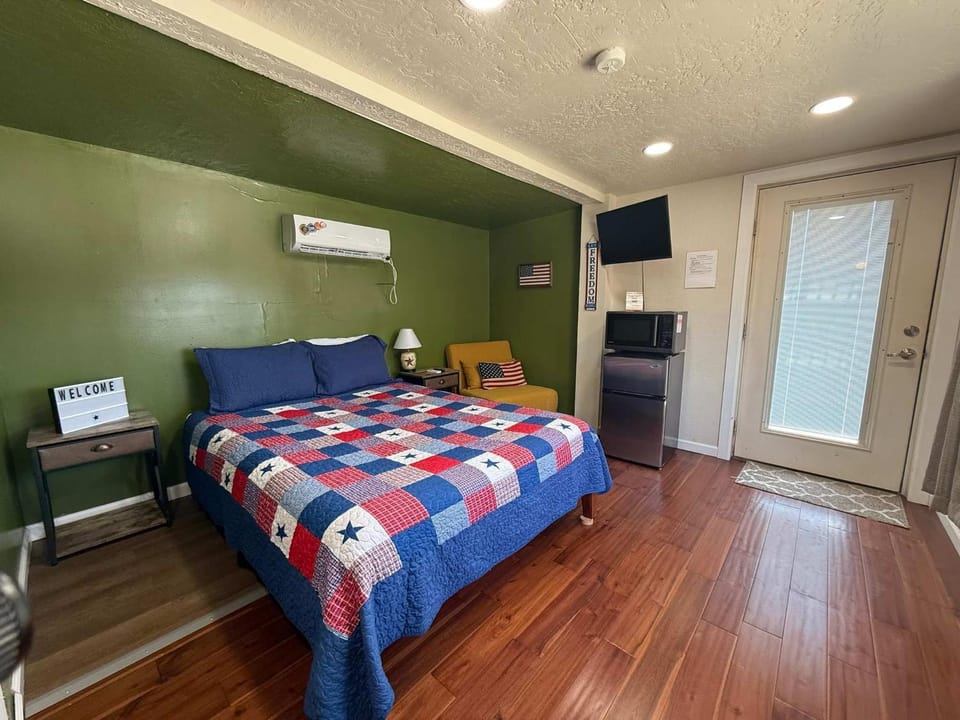 WW Military Tribute Tiny House ADA Suite House in Medicine Park