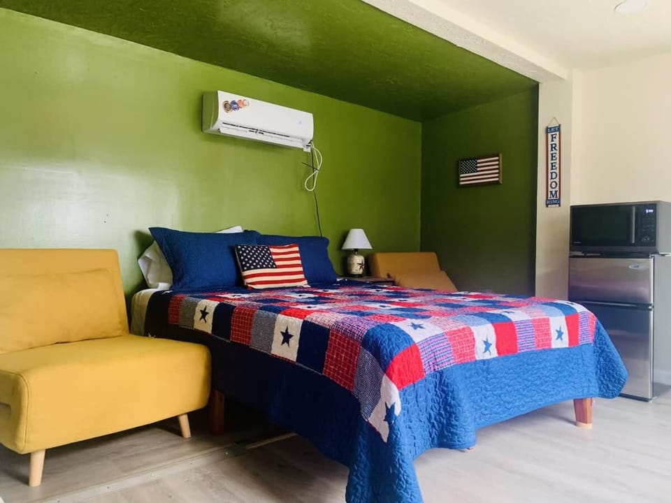 WW Military Tribute Tiny House ADA Suite House in Medicine Park