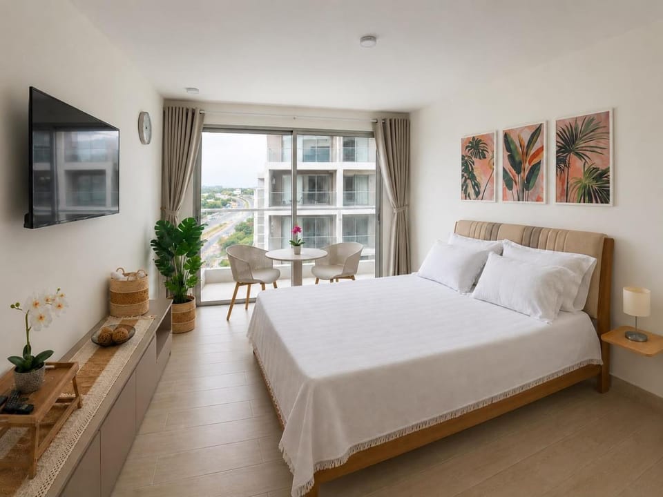 Bed, TV and multimedia, Photo of the whole room, Bedroom