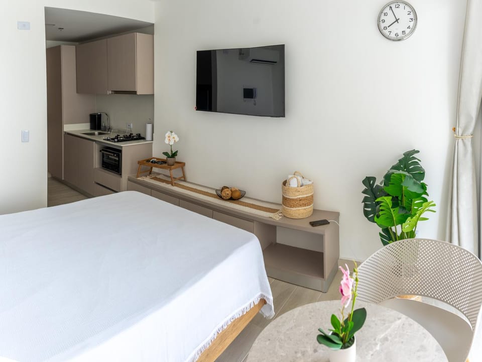 Bed, TV and multimedia, Photo of the whole room, Bedroom