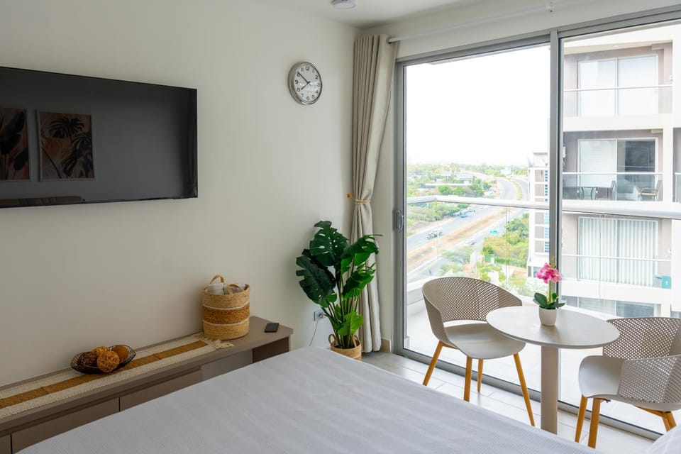Bed, TV and multimedia, Photo of the whole room, Bedroom