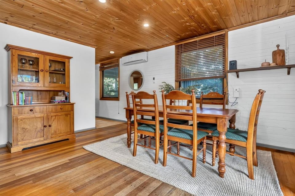 Honeysuckle Lodge 4BR Forest Escape House in Adelaide
