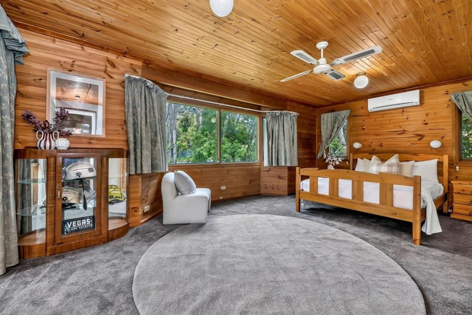 Honeysuckle Lodge 4BR Forest Escape House in Adelaide