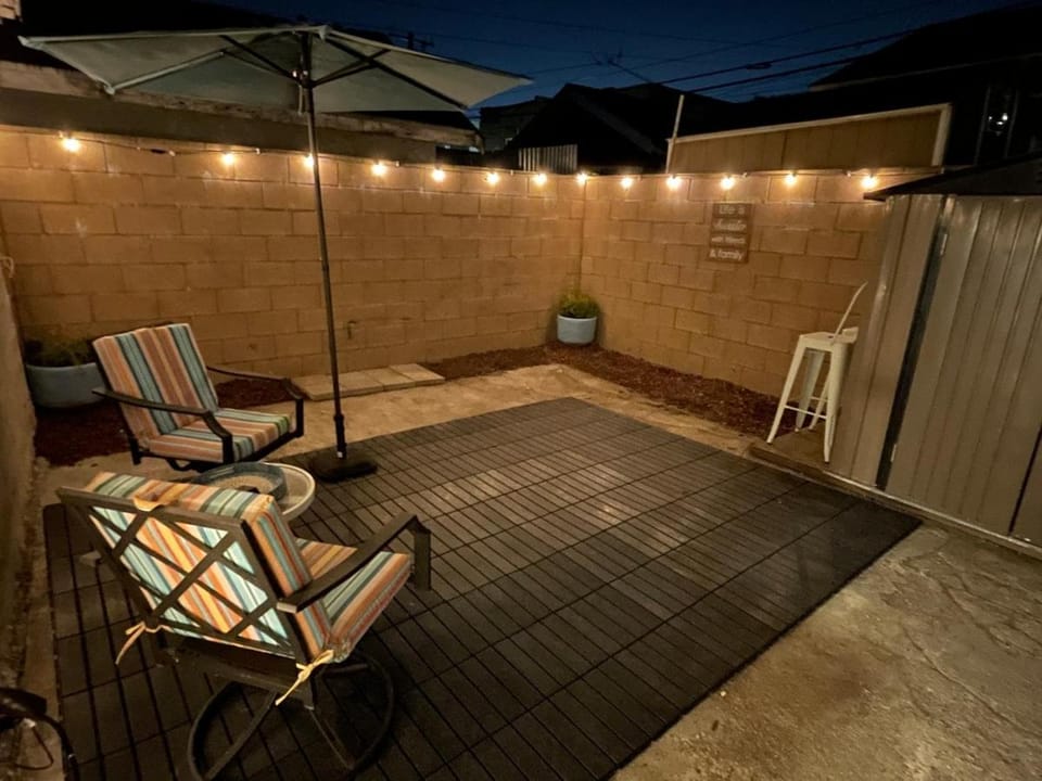 Pet Friendly Studio with Fully Fenced Patio Apartment in Long Beach