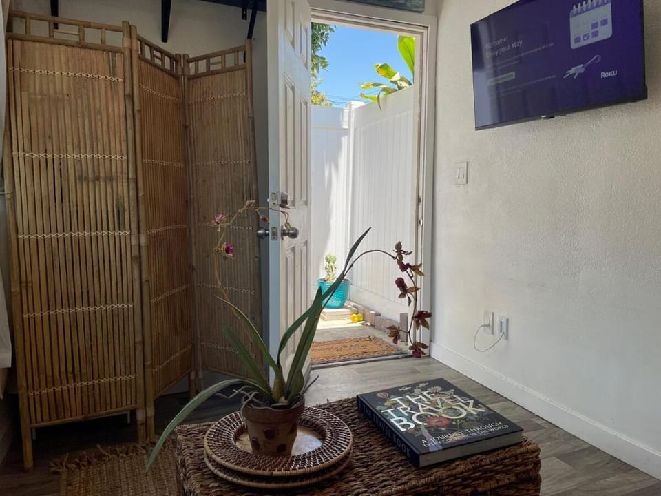 Pet Friendly Studio with Fully Fenced Patio Apartment in Long Beach