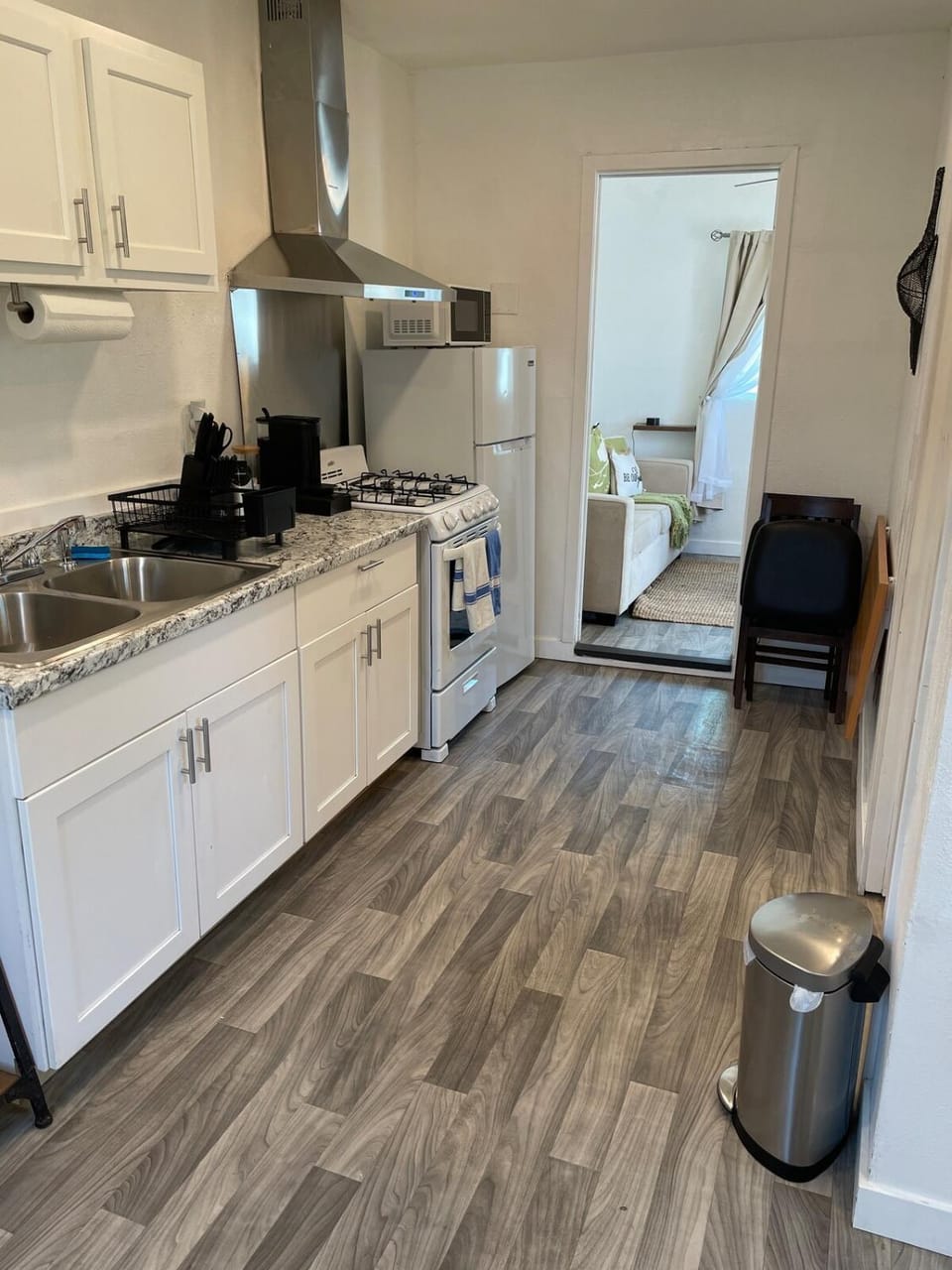 Pet Friendly Studio with Fully Fenced Patio Apartment in Long Beach