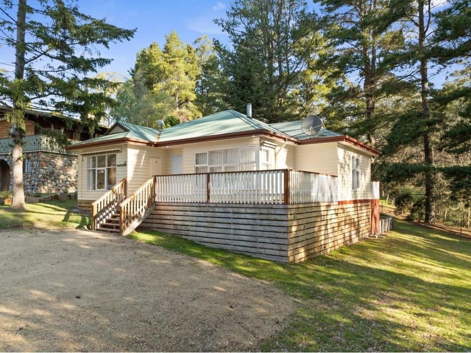 Lola's Lodge - Base of Mt Buller House in Merrijig